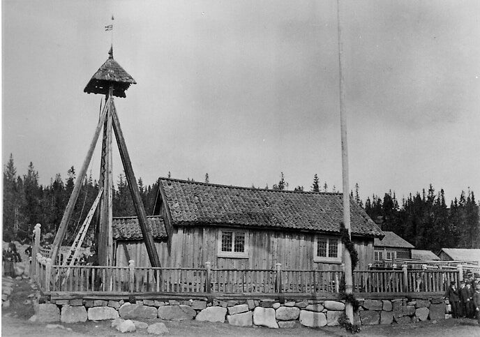 Ett gammalt fiskarkapell med träfasad och en klockstapel.