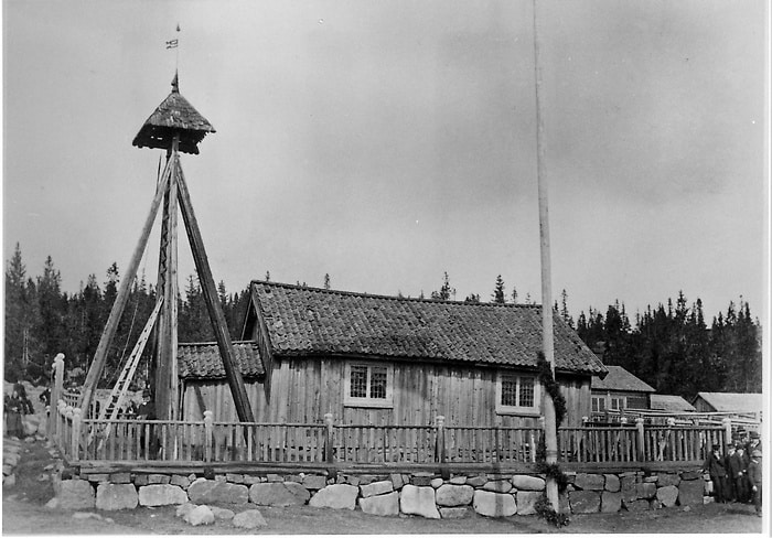 Ett gammalt fiskarkapell med träfasad och en klockstapel.