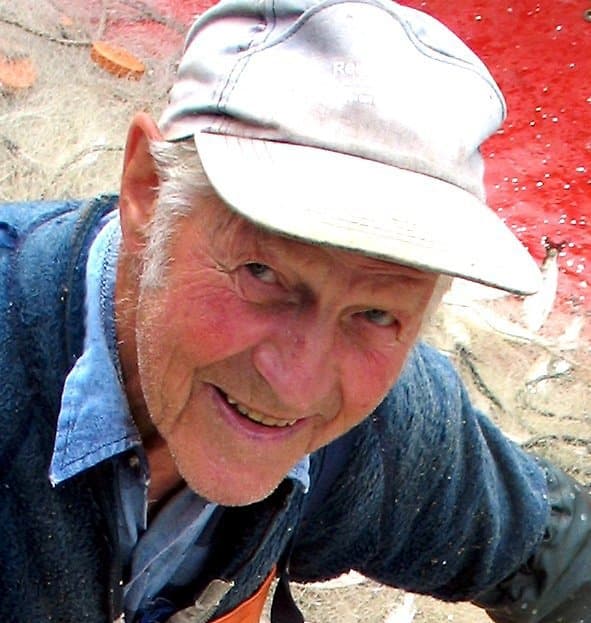 Bilden föreställer en man med keps