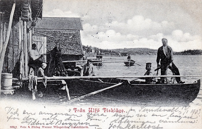 Bilden visar en fiskarfamilj utanför sjöboden