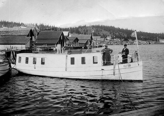 Bilden visar en gammal båt