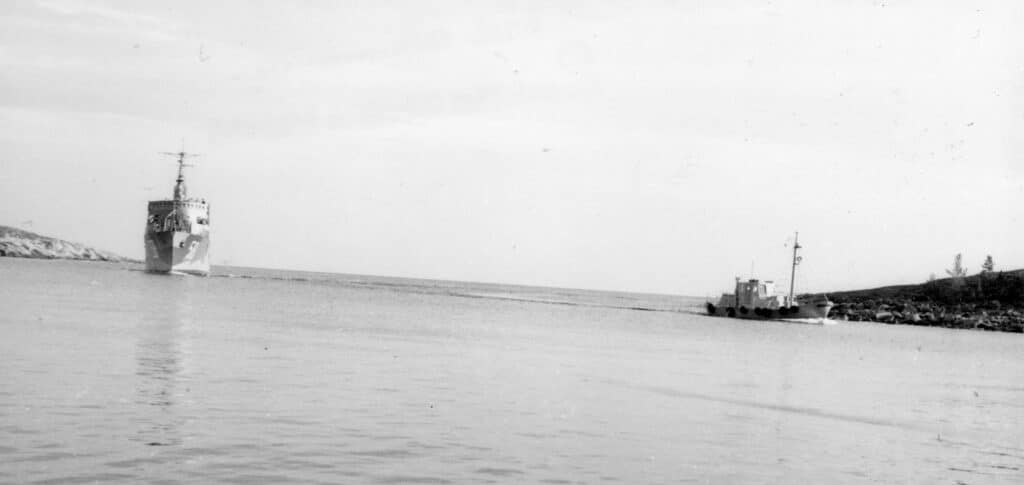 Bilden visar två båtar