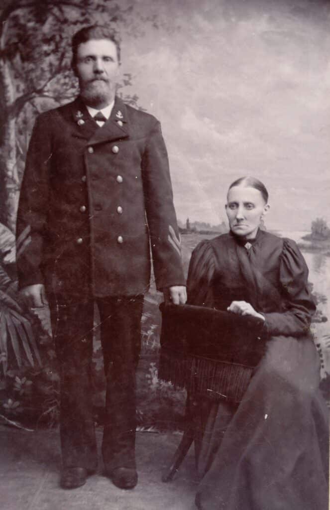 Bilden visar en man och en kvinna. Mannen har uniform.