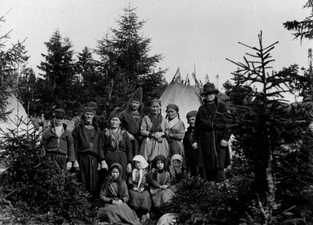 En grupp med samer, barn och vuxna