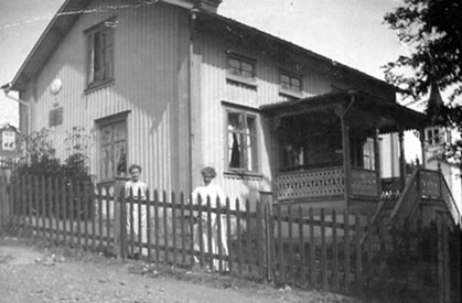 Två kvinnor utanför ett hus