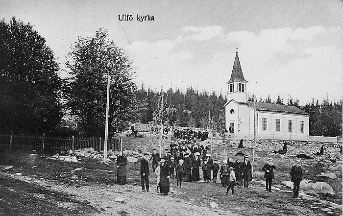 Bilden visar Ulvö kyrka i bakgrunden. I förgrunden en stor mängd människor som är på väg ned för en backe