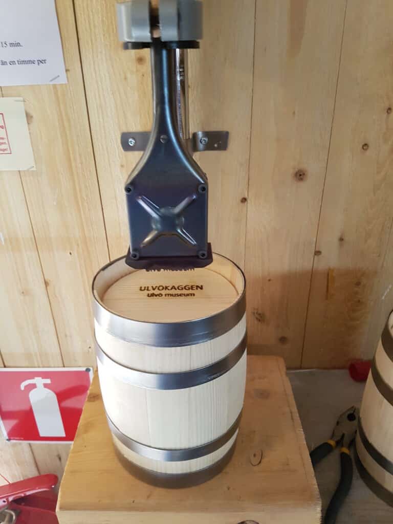 Bilden visar en träkagge med stålband runt om