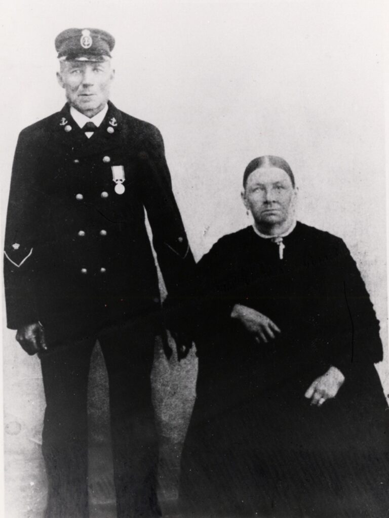 Bilden visar en man och en kvinna. Mannen har uniform