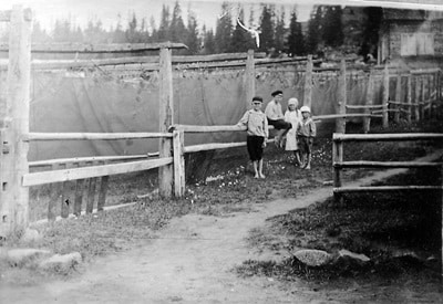 Fyra barn står framför skötarna på gistvallen