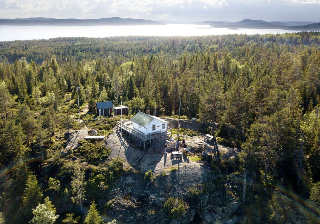 Bilden som är tagen från luften visar en liten stuga