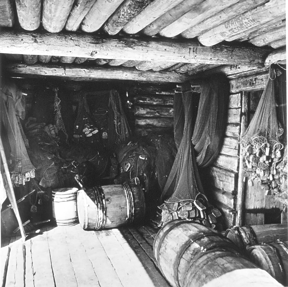 Bilden visar en interiör från en sjöbod.