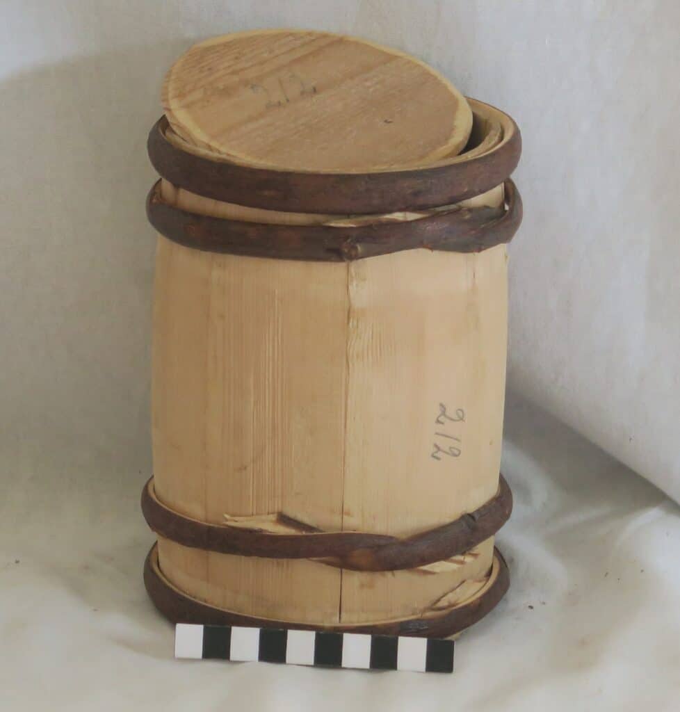 Bilden visar en äldre träkagge.