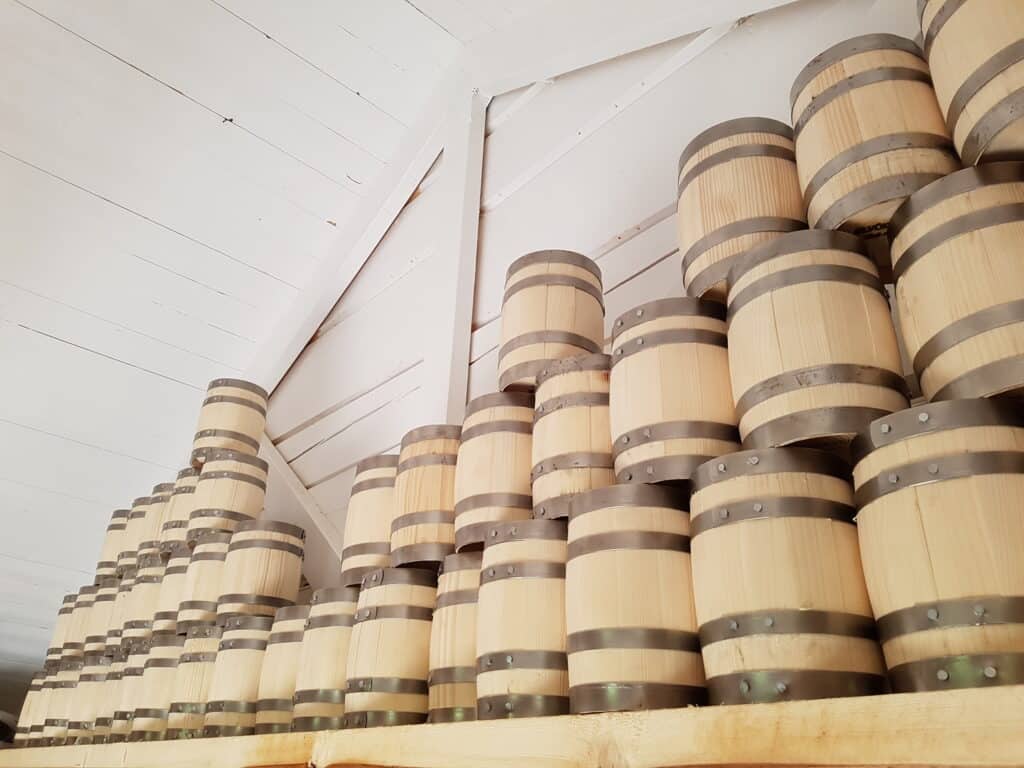 Bilden visar en stor mängd träkaggar staplade på varandra på en hylla.