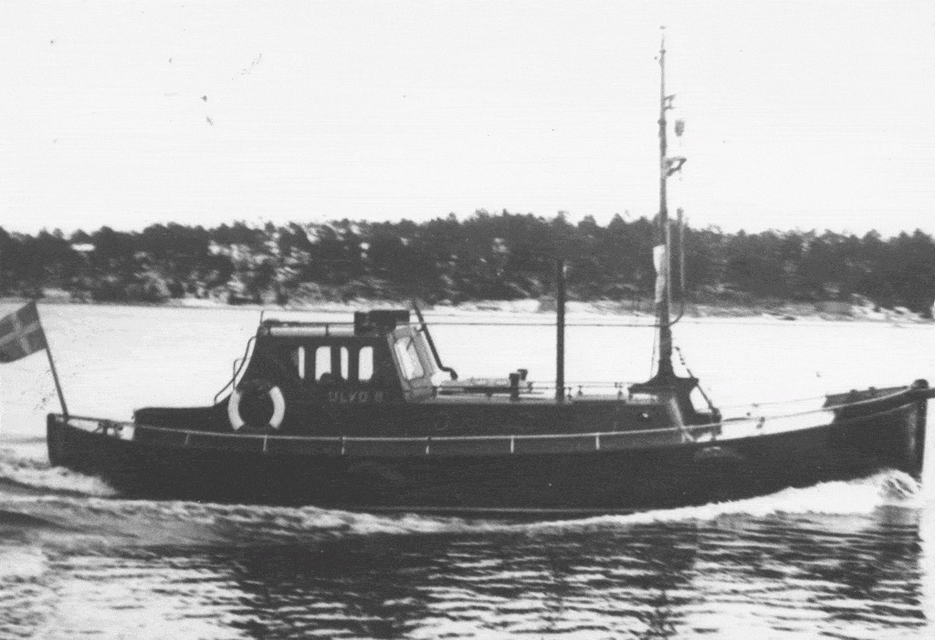 Bilden visar en båt med flagga i aktern