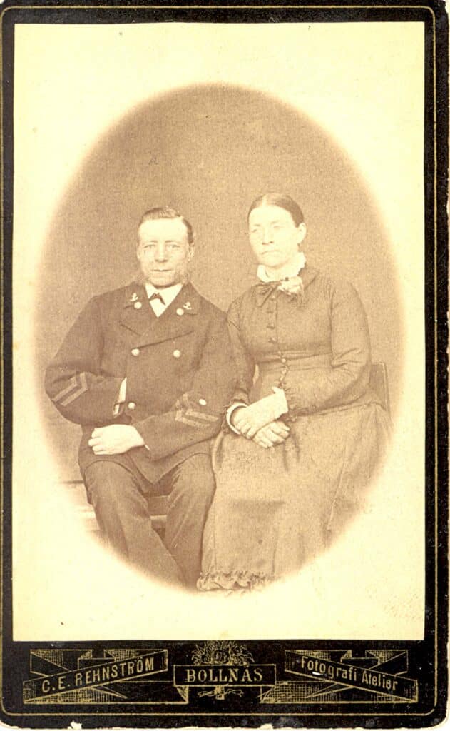 Bilden visar en man och en kvinna som sitter bredvid varandra