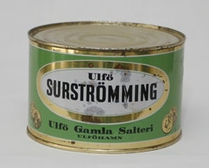Burk med texten Ulfö Surströmming.