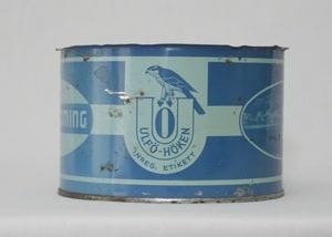 Burk med texten Ulfö-Höken. Bild av en hök.