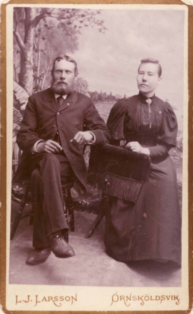 Bilden visar ett par som sitter ner.