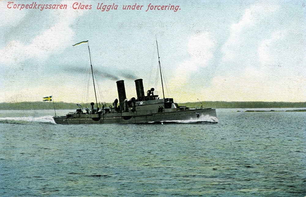 Bilden visar ett vykort av torpedkryssaren Claes Uggla