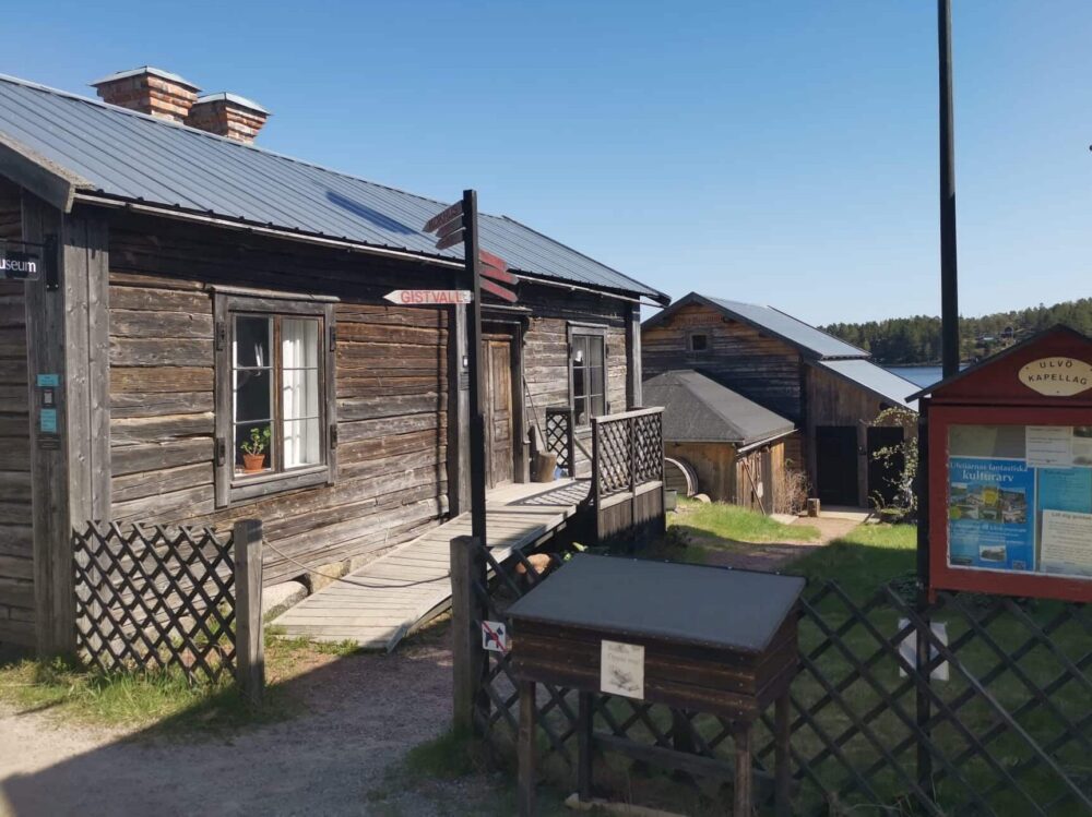 Bilden visar ett litet timrat hus