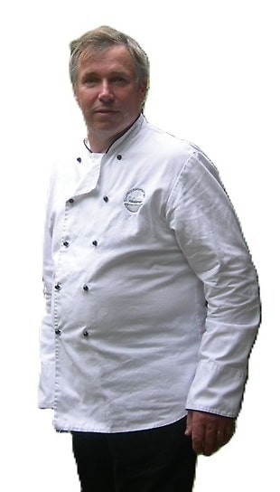 Bilden visar en man med vit jacka