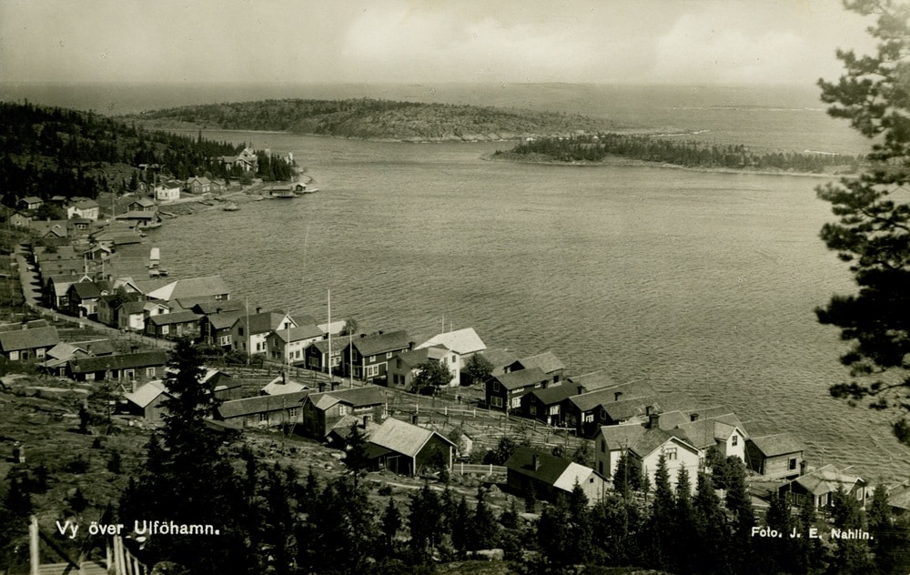 Bilder visar en vy över Ulvöhamn med många små stugor